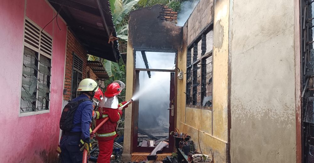Damkar Kampar Berjibaku Padamkan Api di Rumah Nenek Rafiah – Bekawan.com
